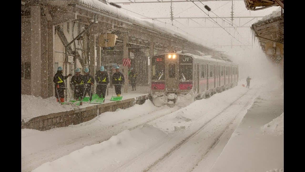 Trains in Aomori, The Most Snowy Area in the World ! 8m of snow !!!