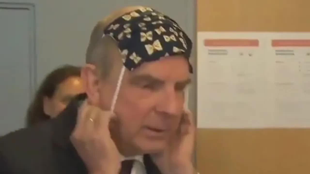 Oblivion NPC try to wear a mask