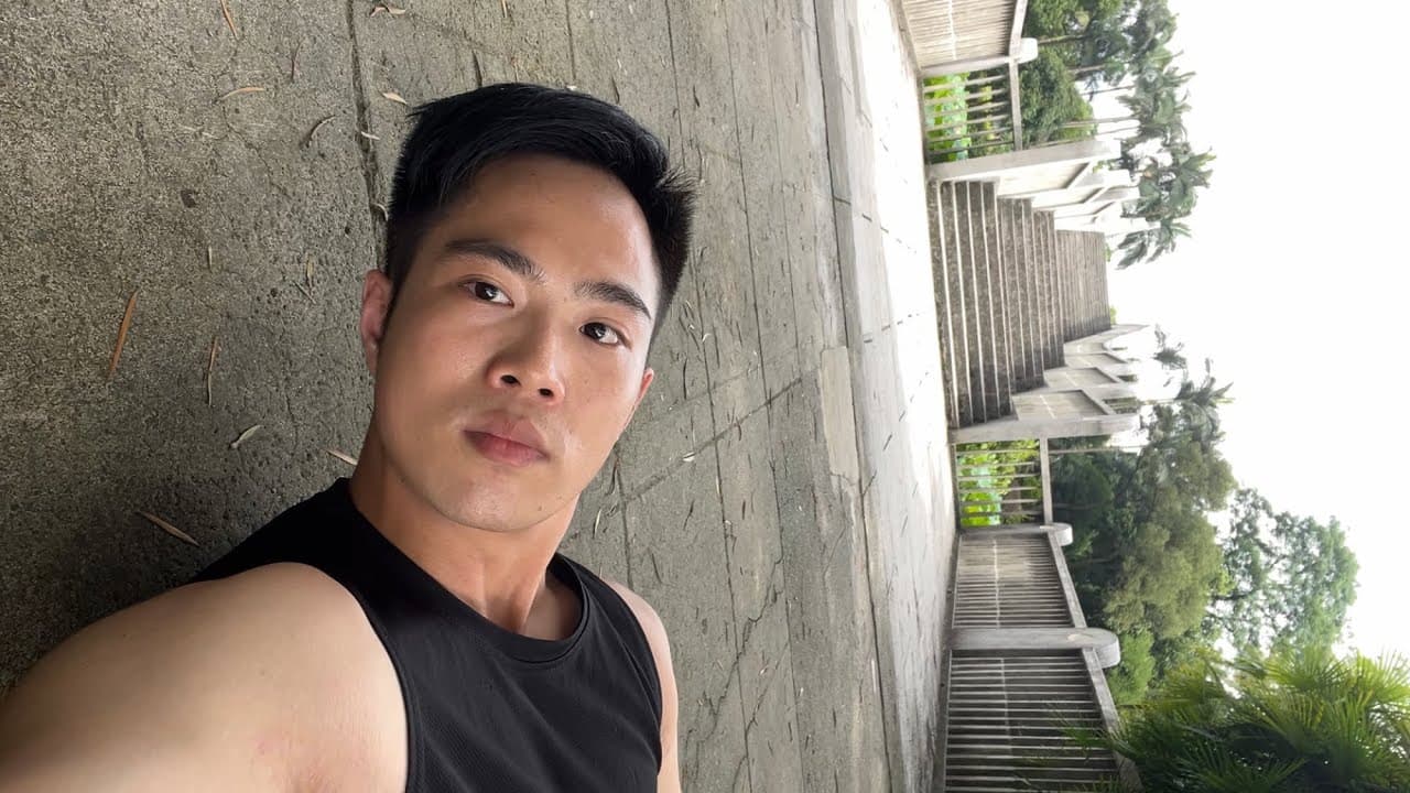 俺の顔を踏んでください on the ground